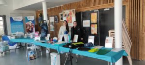 Mme Poussou Stéphanie et Mme Goilhardet Martine derrière le stand des aides techniques mise à disposition à l'association LAGUNTZA ETXERAT